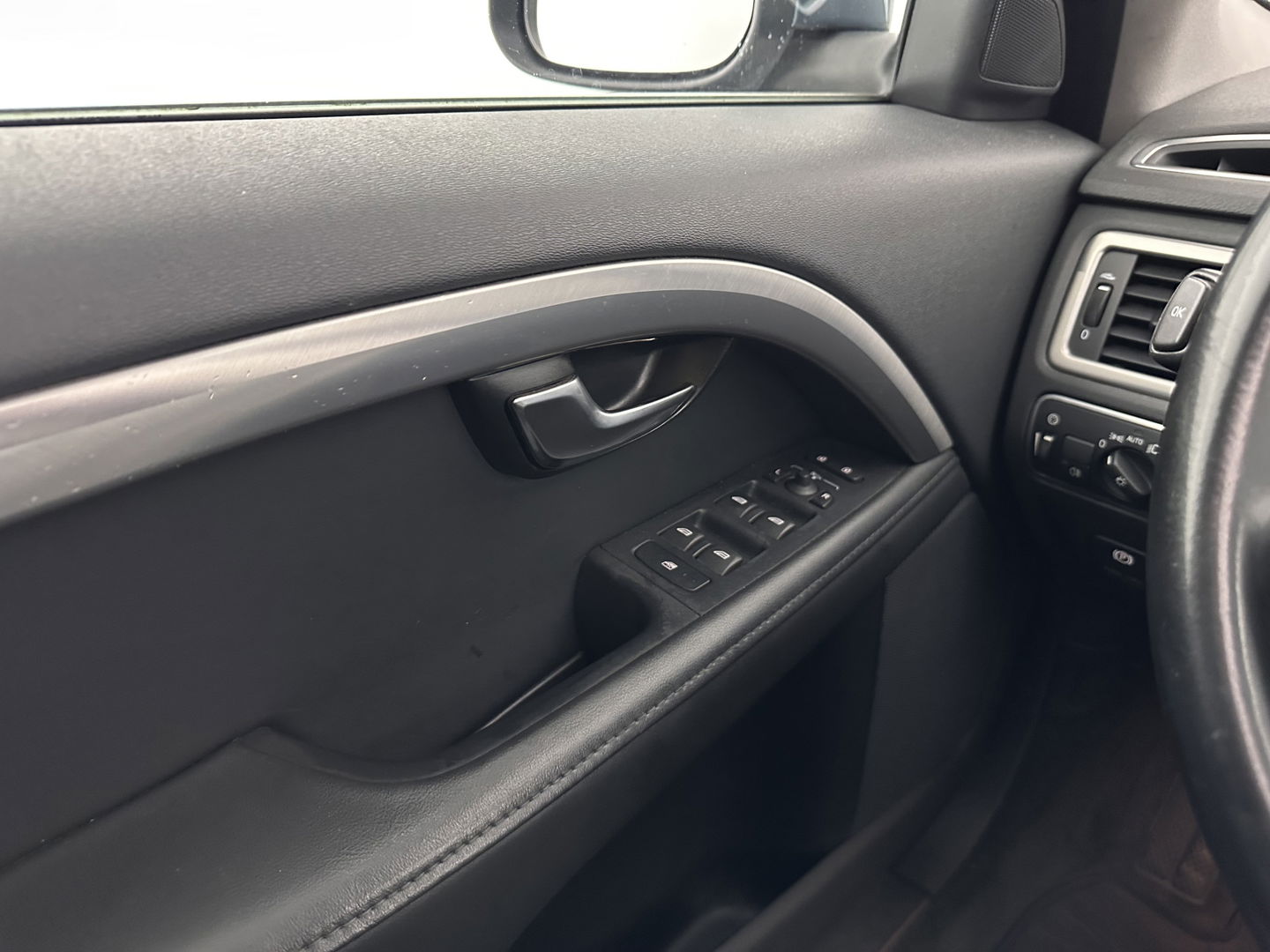 Volvo V70 1.6 D2 Nordic+ *PANO | LEATHER | XENON | MEMORY-PACK | COMFORT-SEATS | NAVI-FULLMAP | ECC | PDC | CRUISE | 17''ALU*