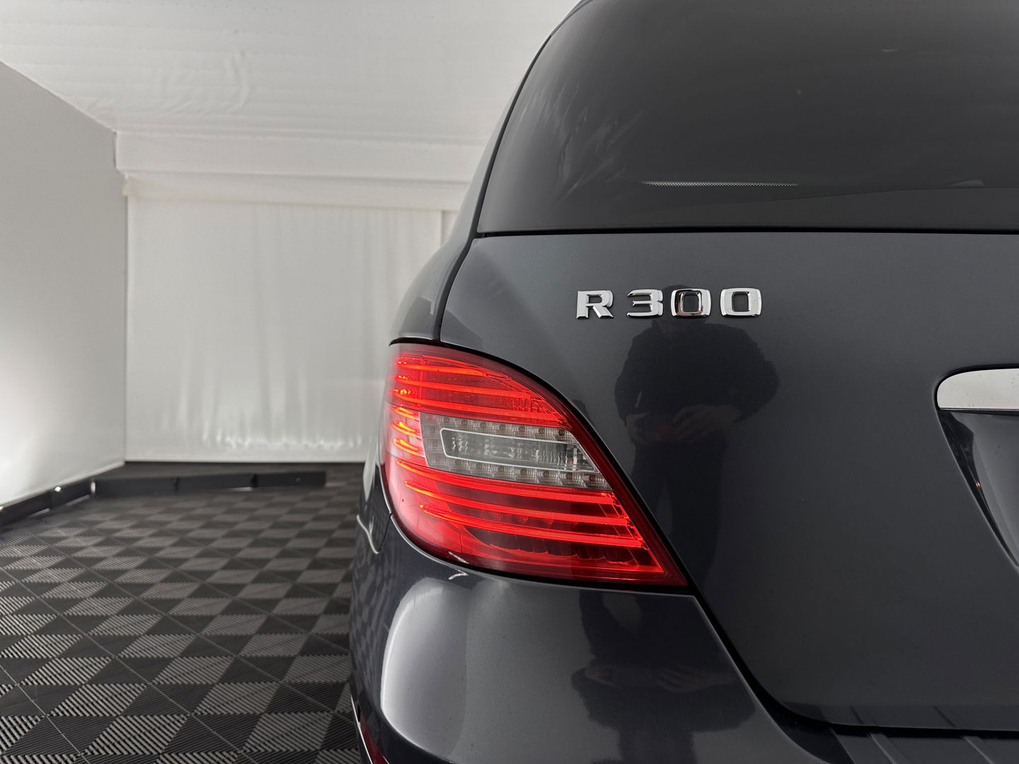 Mercedes-Benz R-Klasse 300 CDI BlueEFFICIENCY Prestige [ 7-Pers. ] Aut. *PANO | LEATHER-ALCANTARA | XENON | BLINDSPOT | NAVI-FULLMAP | COMFORTSEATS | CAMERA | SHIFTPADDLES | PRIVACYGLASS | 18''ALU*