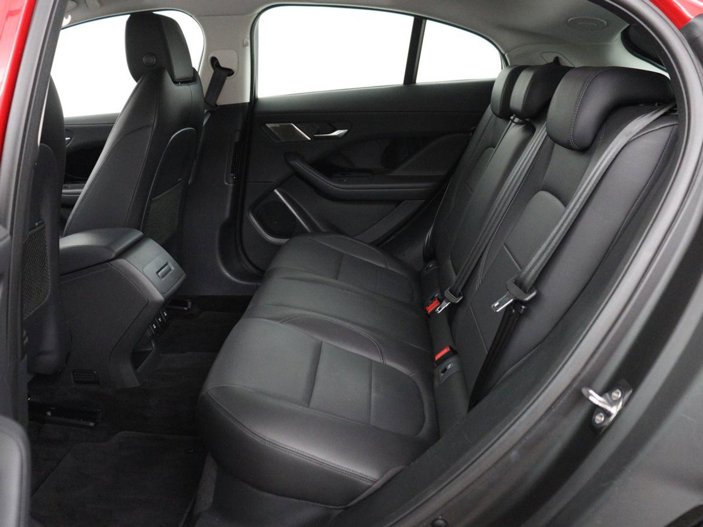 Jaguar I-PACE EV400 Business Edition S 90 kWh | SOH 93% | 46.900km NAP | Panoramadak | Leder | Stoelverwarming | Meridian Sound | Carplay | Keyless | Navigatie | Full LED | Stuurverwarming