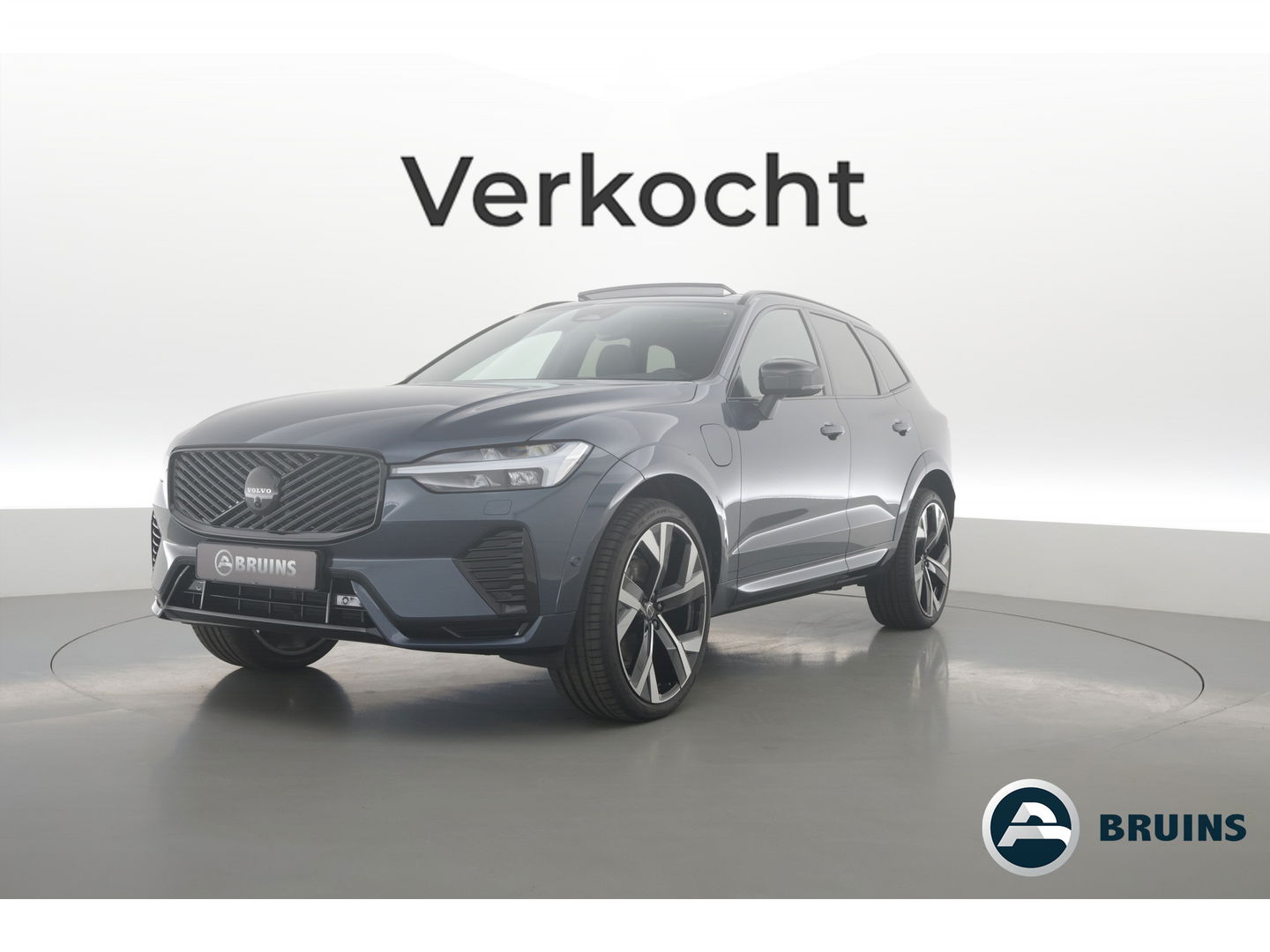 Volvo XC60 2.0 T6 Plug-in hybrid AWD Ultra Black Edition | Facelift | Luchtvering | Gelaagd glas | Trekhaak | ACC | 22 inch | Head-up | 360 cam | H&K audio | Pano |