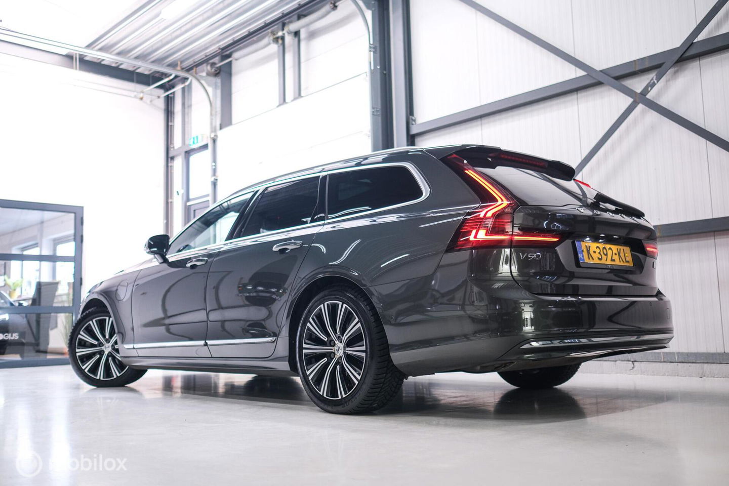 Volvo V90 2.0 T6 AWD Inscription 340 pk | Trekhaak | Panoramadak | Pine Grey | NL auto NAP | Camera | Dealer OH | 1e eigenaar | Zonnescher