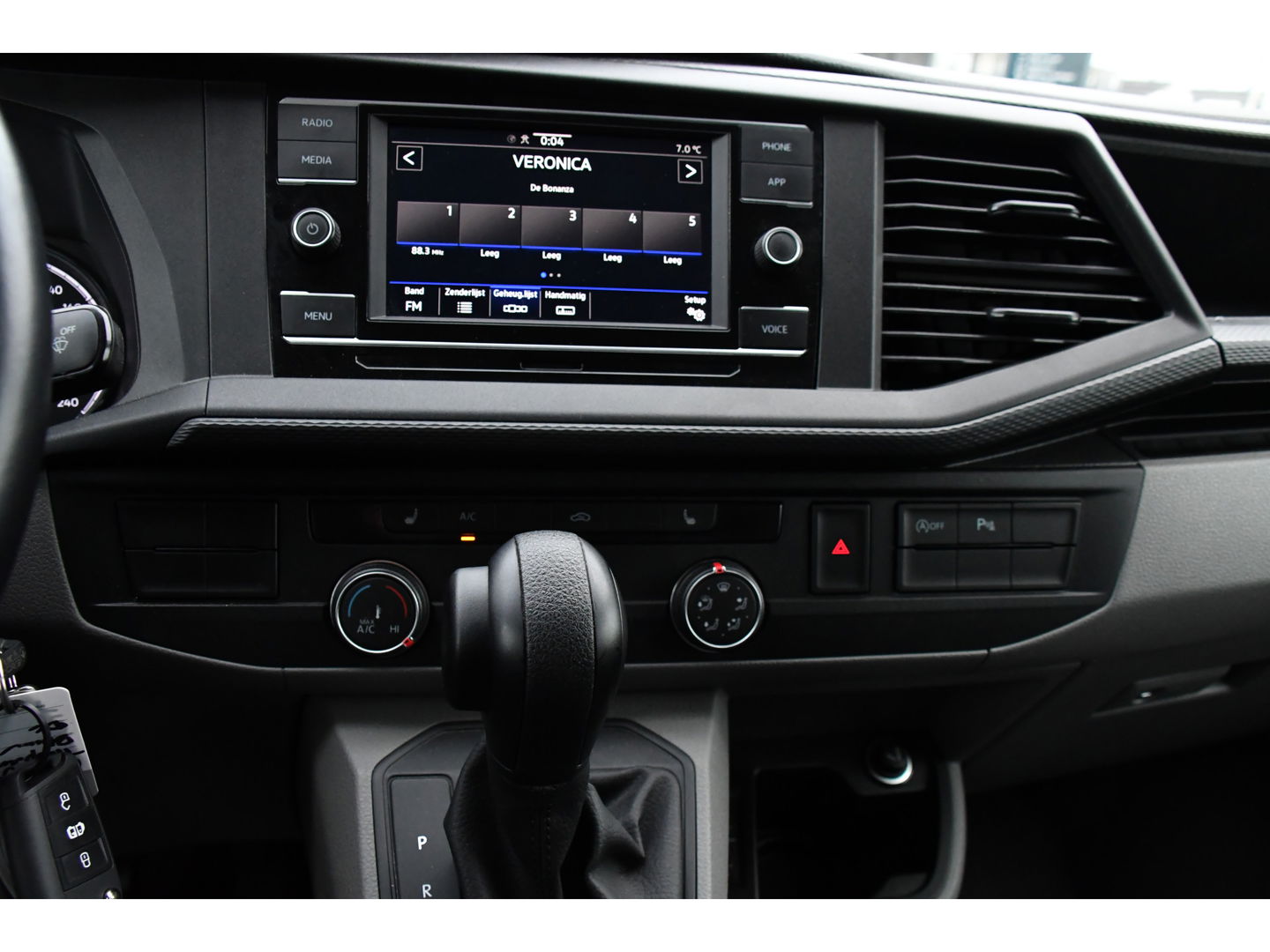 Volkswagen Transporter 2.0 TDI L2H1 DC 30 Bulli Edition Camera, Cruise, Carplay, LED, Leder, 150pk, Stoelverwarming, Standkachel, Uniek!