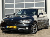 BMW 1 Serie - 118i Business 170pk | Airco automatisch | Bluetooth | Cruise control | Lichtmetalen velgen 17" | Navigatiesysteem full map | Voorstoelen verwarmd | Zeer goed onderhouden!