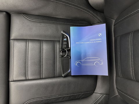 BMW 3 Serie Touring 320e Business Edition Plus [Plug-In] (INCL-BTW) Aut. *LEATHER | FULL-LED | HEATED-SPORTSEATS | DIGI-COCKPIT | HIFI-SOUND | NAVI-FULLMAP | PRIVACYGLASS | PDC | AMBIENTLIGHT | DAB | KEYLESS | TOWBAR | 17"ALU* *