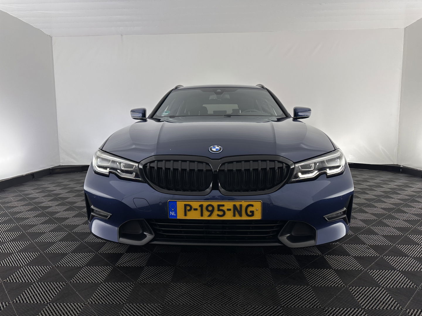 BMW 3 Serie Touring 320e Business Edition Plus [Plug-In] (INCL-BTW) Aut. *LEATHER | FULL-LED | HEATED-SPORTSEATS | DIGI-COCKPIT | HIFI-SOUND | NAVI-FULLMAP | PRIVACYGLASS | PDC | AMBIENTLIGHT | DAB | KEYLESS | TOWBAR | 17"ALU* *