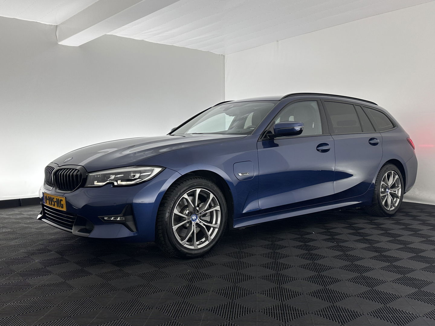 BMW 3 Serie Touring 320e Business Edition Plus [Plug-In] (INCL-BTW) Aut. *LEATHER | FULL-LED | HEATED-SPORTSEATS | DIGI-COCKPIT | HIFI-SOUND | NAVI-FULLMAP | PRIVACYGLASS | PDC | AMBIENTLIGHT | DAB | KEYLESS | TOWBAR | 17"ALU* *
