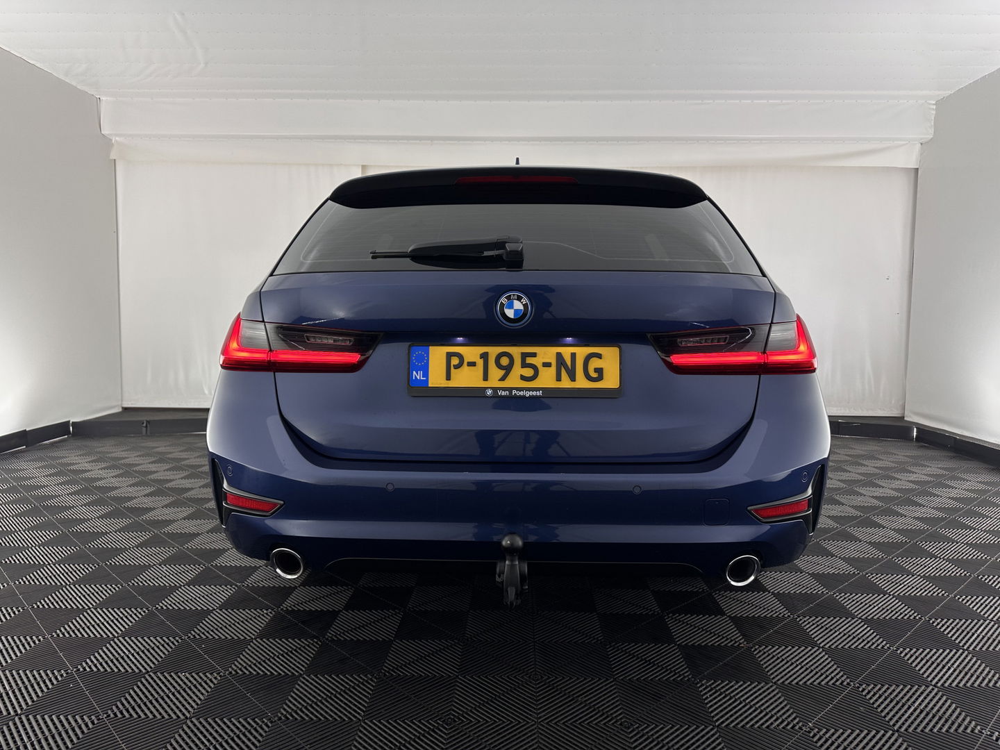 BMW 3 Serie Touring 320e Business Edition Plus [Plug-In] (INCL-BTW) Aut. *LEATHER | FULL-LED | HEATED-SPORTSEATS | DIGI-COCKPIT | HIFI-SOUND | NAVI-FULLMAP | PRIVACYGLASS | PDC | AMBIENTLIGHT | DAB | KEYLESS | TOWBAR | 17"ALU* *