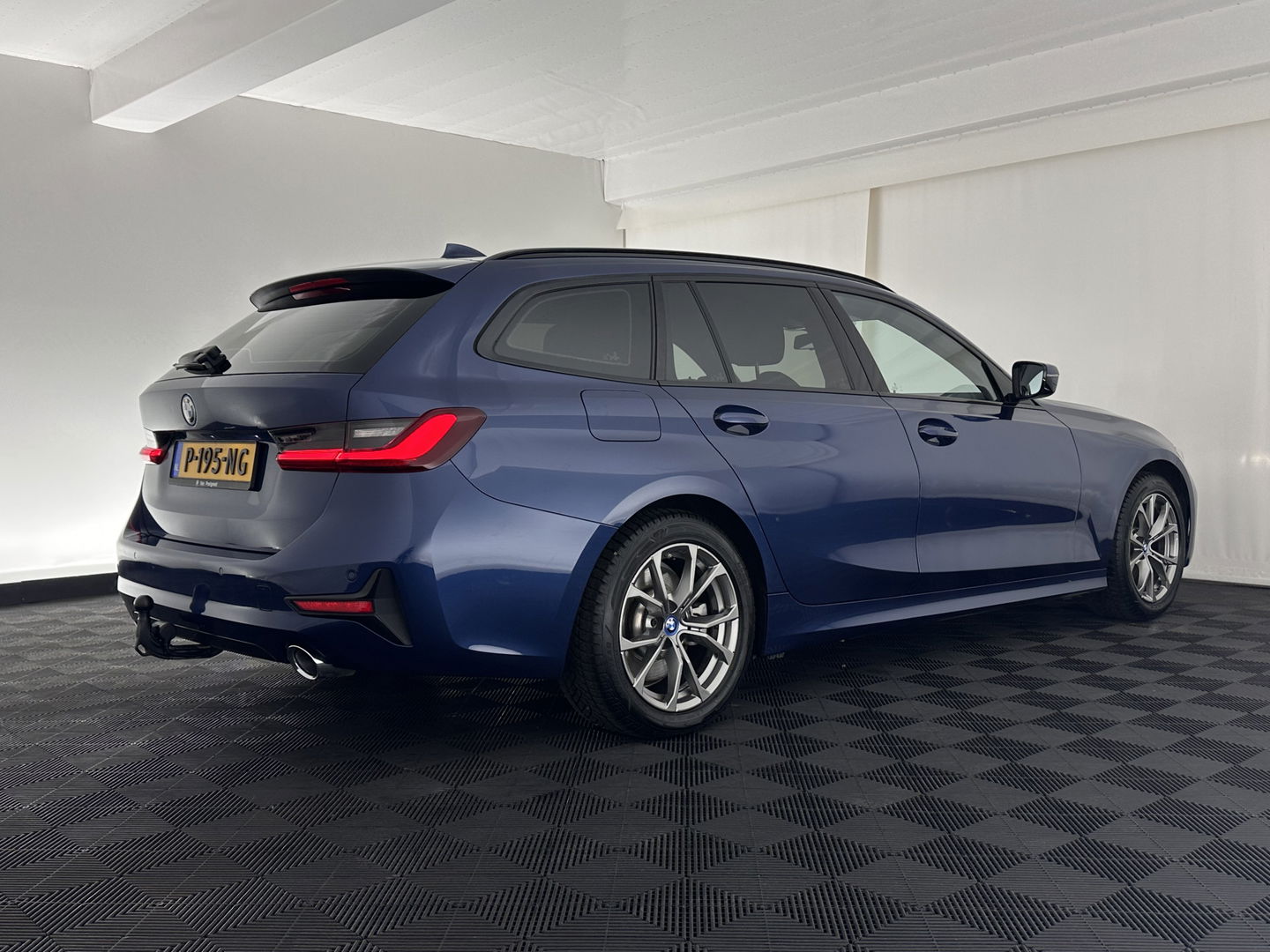 BMW 3 Serie Touring 320e Business Edition Plus [Plug-In] (INCL-BTW) Aut. *LEATHER | FULL-LED | HEATED-SPORTSEATS | DIGI-COCKPIT | HIFI-SOUND | NAVI-FULLMAP | PRIVACYGLASS | PDC | AMBIENTLIGHT | DAB | KEYLESS | TOWBAR | 17"ALU* *