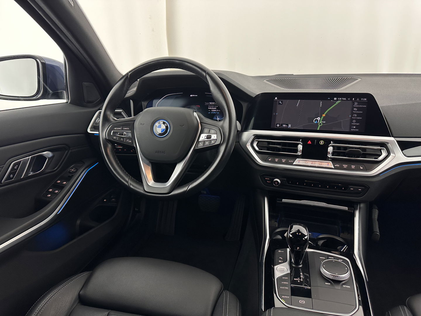 BMW 3 Serie Touring 320e Business Edition Plus [Plug-In] (INCL-BTW) Aut. *LEATHER | FULL-LED | HEATED-SPORTSEATS | DIGI-COCKPIT | HIFI-SOUND | NAVI-FULLMAP | PRIVACYGLASS | PDC | AMBIENTLIGHT | DAB | KEYLESS | TOWBAR | 17"ALU* *