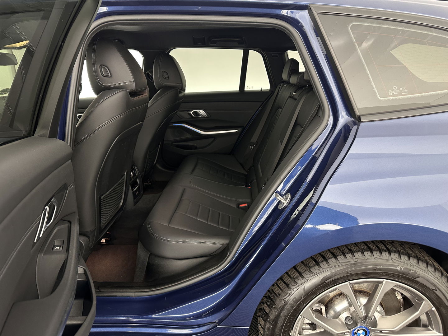 BMW 3 Serie Touring 320e Business Edition Plus [Plug-In] (INCL-BTW) Aut. *LEATHER | FULL-LED | HEATED-SPORTSEATS | DIGI-COCKPIT | HIFI-SOUND | NAVI-FULLMAP | PRIVACYGLASS | PDC | AMBIENTLIGHT | DAB | KEYLESS | TOWBAR | 17"ALU* *