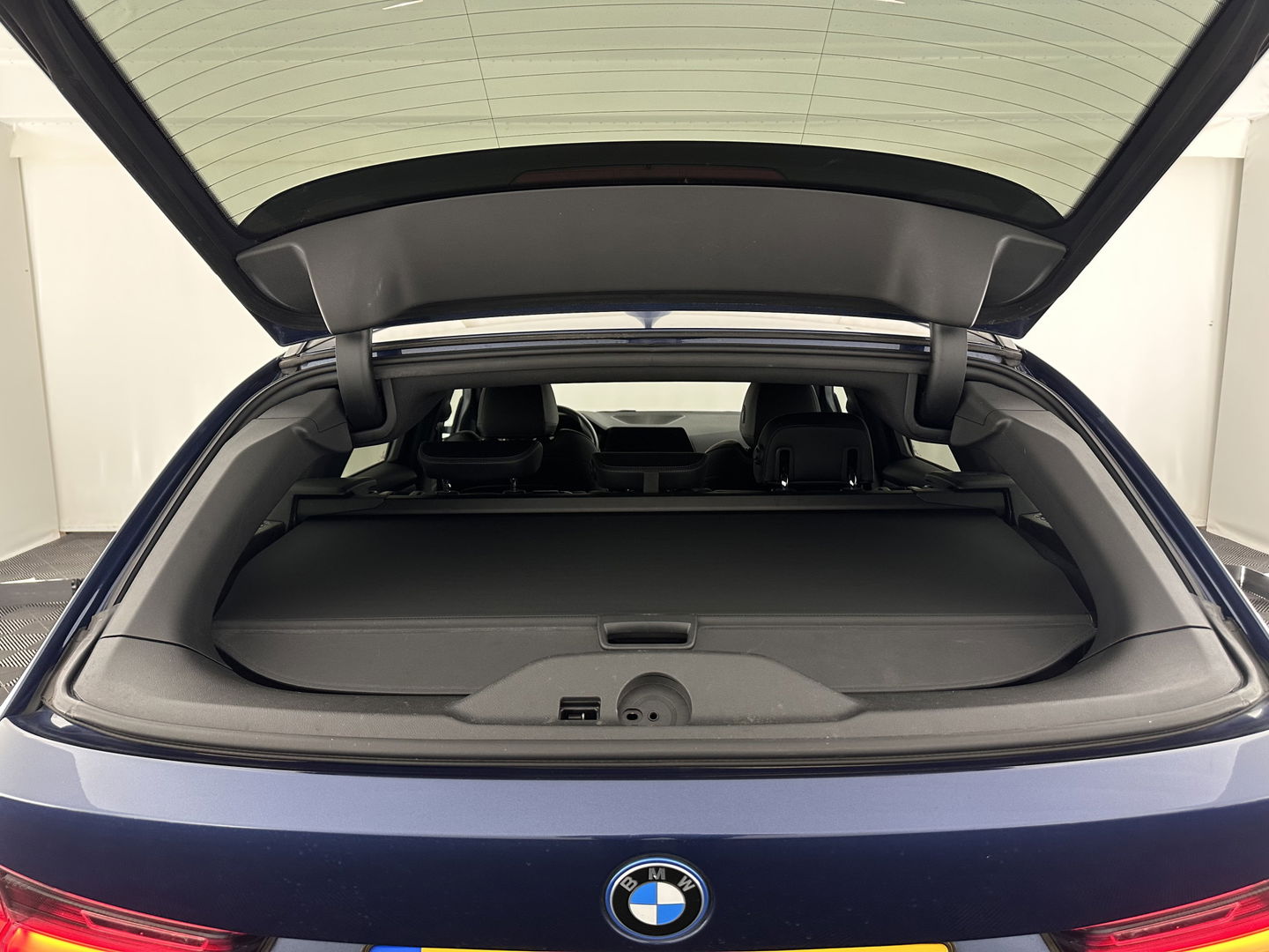 BMW 3 Serie Touring 320e Business Edition Plus [Plug-In] (INCL-BTW) Aut. *LEATHER | FULL-LED | HEATED-SPORTSEATS | DIGI-COCKPIT | HIFI-SOUND | NAVI-FULLMAP | PRIVACYGLASS | PDC | AMBIENTLIGHT | DAB | KEYLESS | TOWBAR | 17"ALU* *