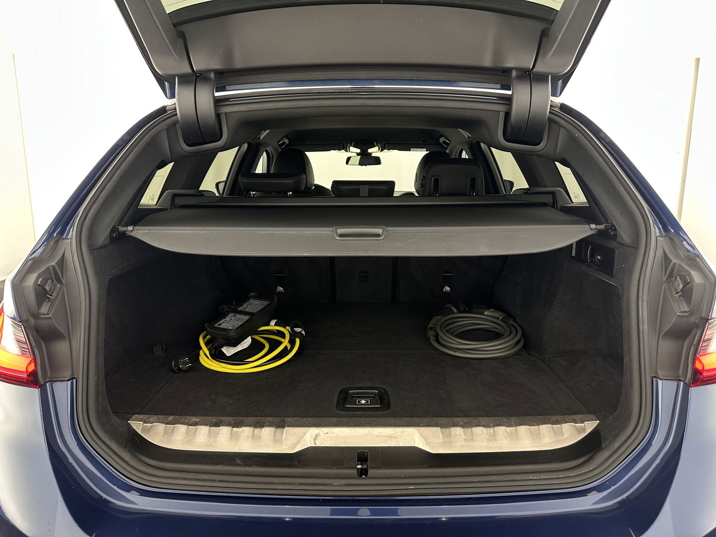 BMW 3 Serie Touring 320e Business Edition Plus [Plug-In] (INCL-BTW) Aut. *LEATHER | FULL-LED | HEATED-SPORTSEATS | DIGI-COCKPIT | HIFI-SOUND | NAVI-FULLMAP | PRIVACYGLASS | PDC | AMBIENTLIGHT | DAB | KEYLESS | TOWBAR | 17"ALU* *