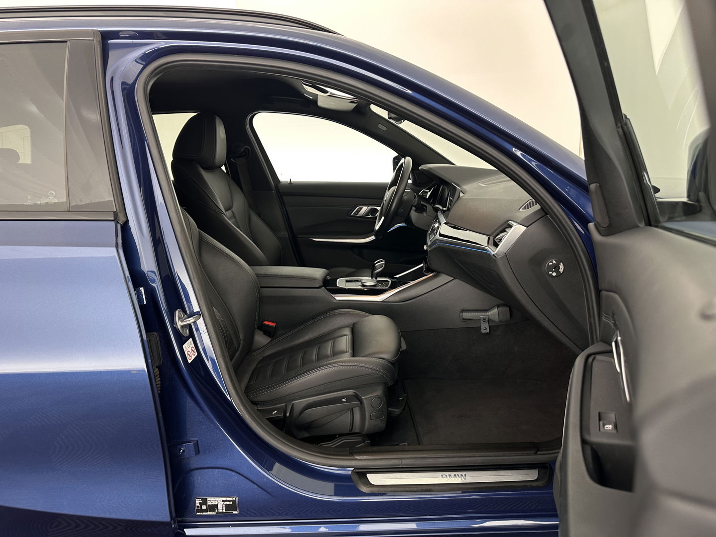 BMW 3 Serie Touring 320e Business Edition Plus [Plug-In] (INCL-BTW) Aut. *LEATHER | FULL-LED | HEATED-SPORTSEATS | DIGI-COCKPIT | HIFI-SOUND | NAVI-FULLMAP | PRIVACYGLASS | PDC | AMBIENTLIGHT | DAB | KEYLESS | TOWBAR | 17"ALU* *