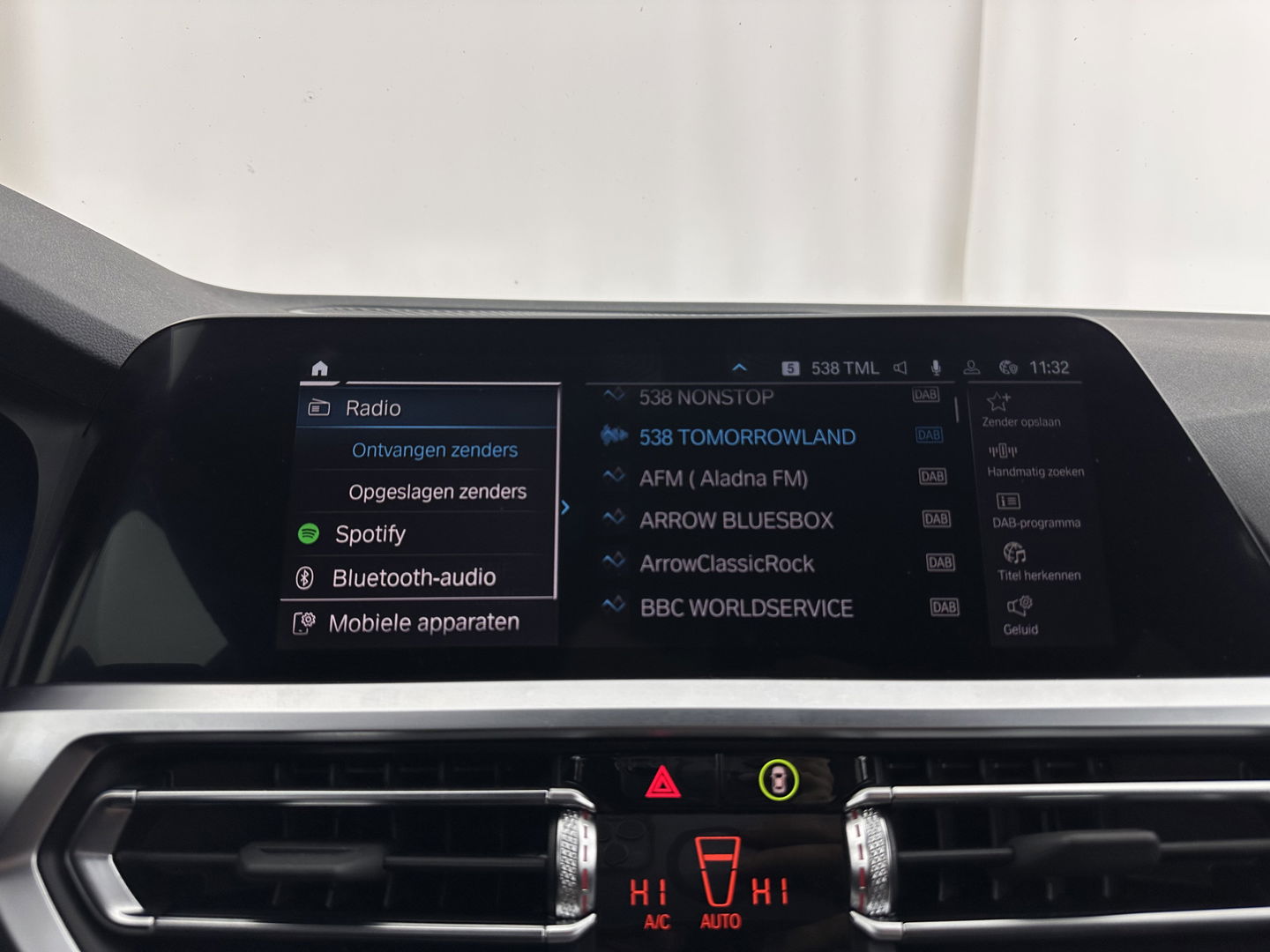 BMW 3 Serie Touring 320e Business Edition Plus [Plug-In] (INCL-BTW) Aut. *LEATHER | FULL-LED | HEATED-SPORTSEATS | DIGI-COCKPIT | HIFI-SOUND | NAVI-FULLMAP | PRIVACYGLASS | PDC | AMBIENTLIGHT | DAB | KEYLESS | TOWBAR | 17"ALU* *