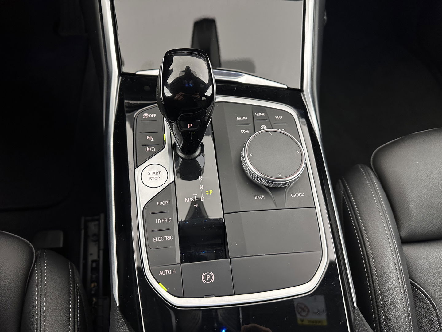 BMW 3 Serie Touring 320e Business Edition Plus [Plug-In] (INCL-BTW) Aut. *LEATHER | FULL-LED | HEATED-SPORTSEATS | DIGI-COCKPIT | HIFI-SOUND | NAVI-FULLMAP | PRIVACYGLASS | PDC | AMBIENTLIGHT | DAB | KEYLESS | TOWBAR | 17"ALU* *