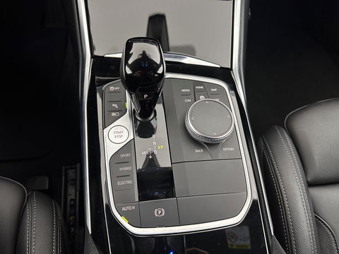 BMW 3 Serie Touring 320e Business Edition Plus [Plug-In] (INCL-BTW) Aut. *LEATHER | FULL-LED | HEATED-SPORTSEATS | DIGI-COCKPIT | HIFI-SOUND | NAVI-FULLMAP | PRIVACYGLASS | PDC | AMBIENTLIGHT | DAB | KEYLESS | TOWBAR | 17"ALU* *