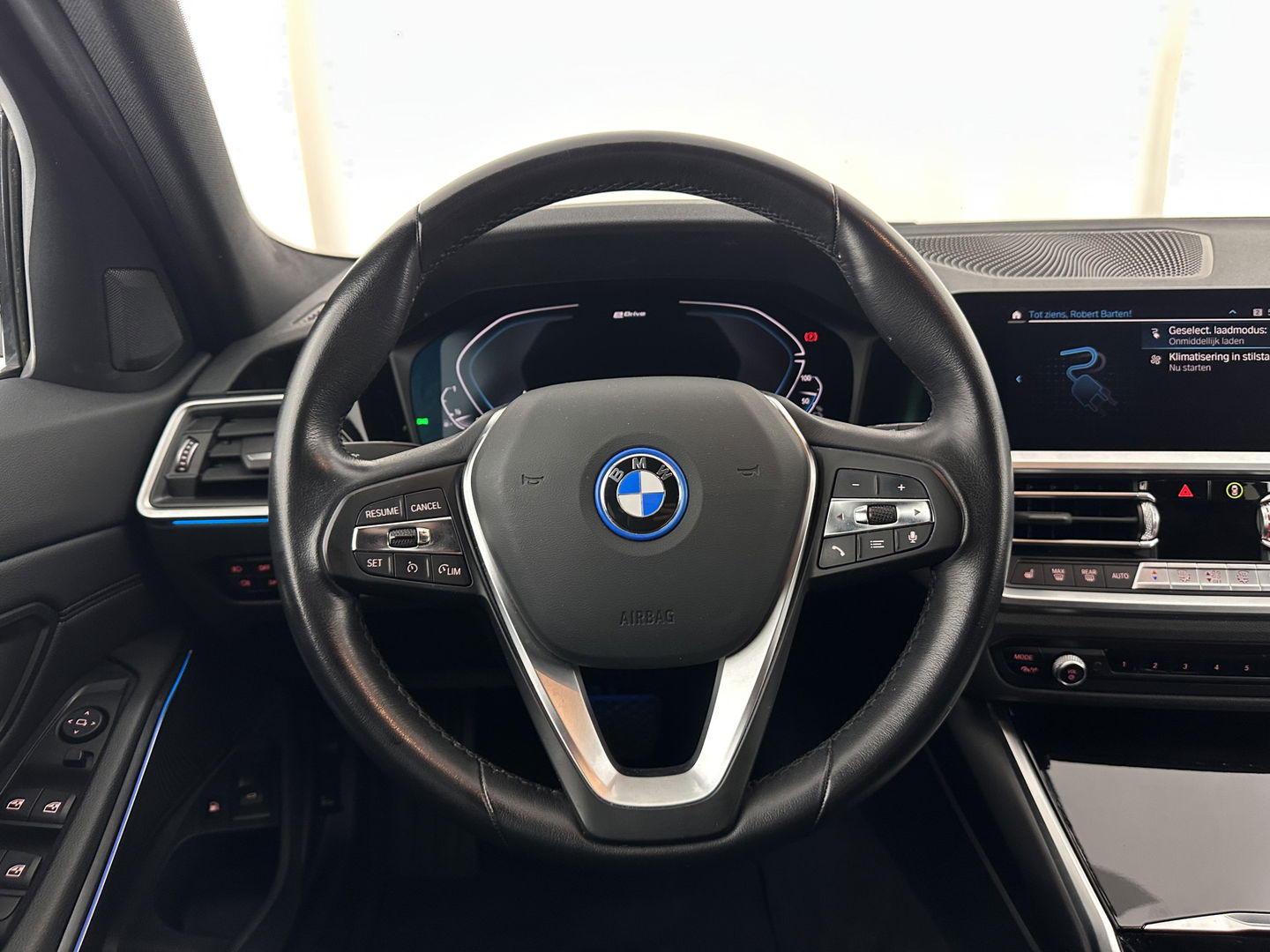 BMW 3 Serie Touring 320e Business Edition Plus [Plug-In] (INCL-BTW) Aut. *LEATHER | FULL-LED | HEATED-SPORTSEATS | DIGI-COCKPIT | HIFI-SOUND | NAVI-FULLMAP | PRIVACYGLASS | PDC | AMBIENTLIGHT | DAB | KEYLESS | TOWBAR | 17"ALU* *