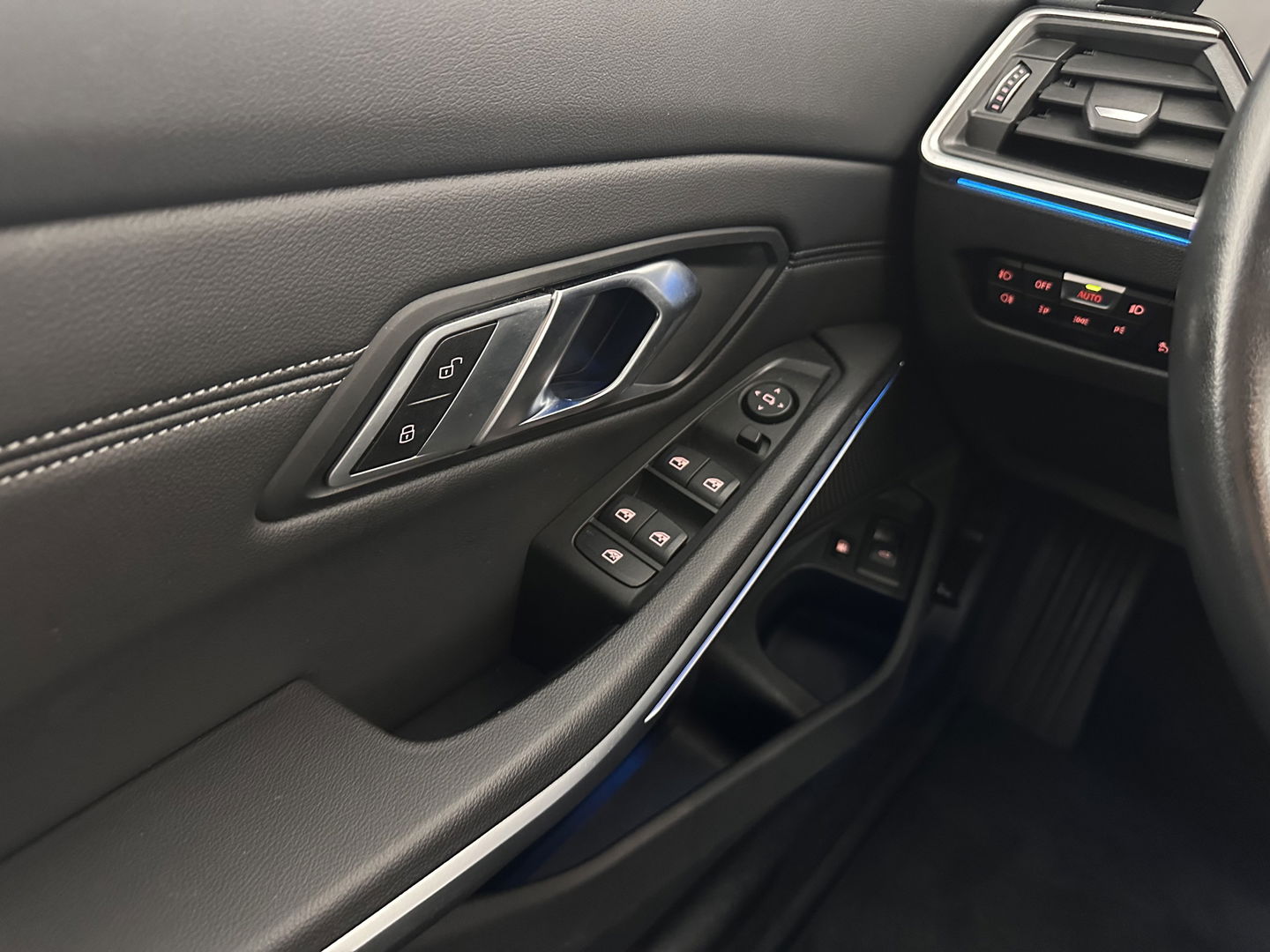 BMW 3 Serie Touring 320e Business Edition Plus [Plug-In] (INCL-BTW) Aut. *LEATHER | FULL-LED | HEATED-SPORTSEATS | DIGI-COCKPIT | HIFI-SOUND | NAVI-FULLMAP | PRIVACYGLASS | PDC | AMBIENTLIGHT | DAB | KEYLESS | TOWBAR | 17"ALU* *