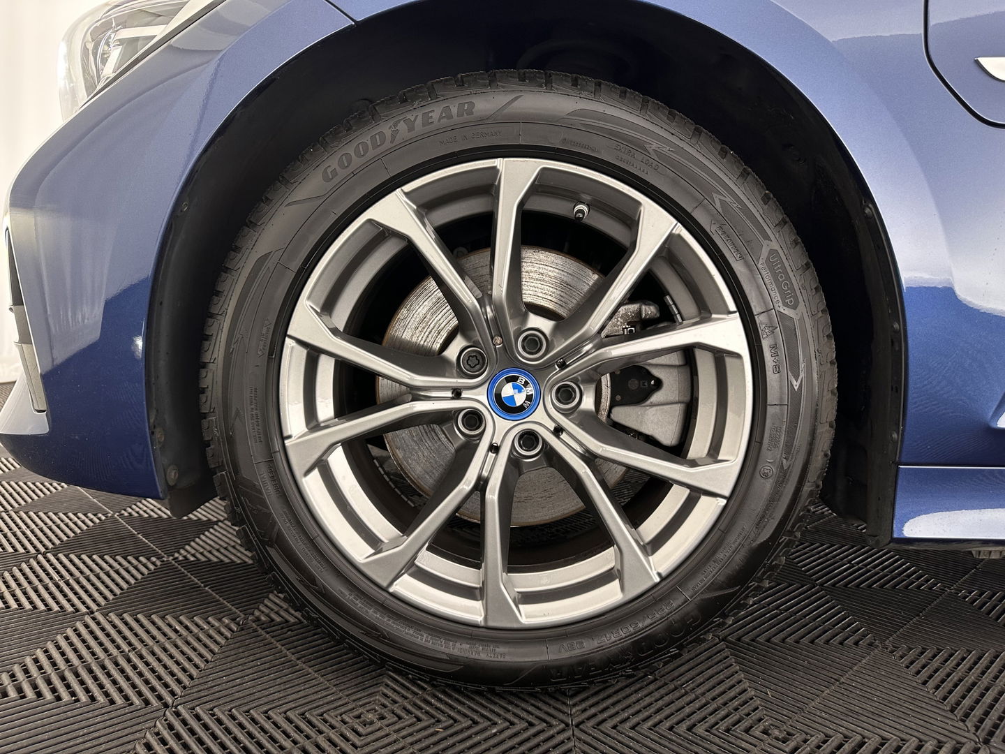 BMW 3 Serie Touring 320e Business Edition Plus [Plug-In] (INCL-BTW) Aut. *LEATHER | FULL-LED | HEATED-SPORTSEATS | DIGI-COCKPIT | HIFI-SOUND | NAVI-FULLMAP | PRIVACYGLASS | PDC | AMBIENTLIGHT | DAB | KEYLESS | TOWBAR | 17"ALU* *