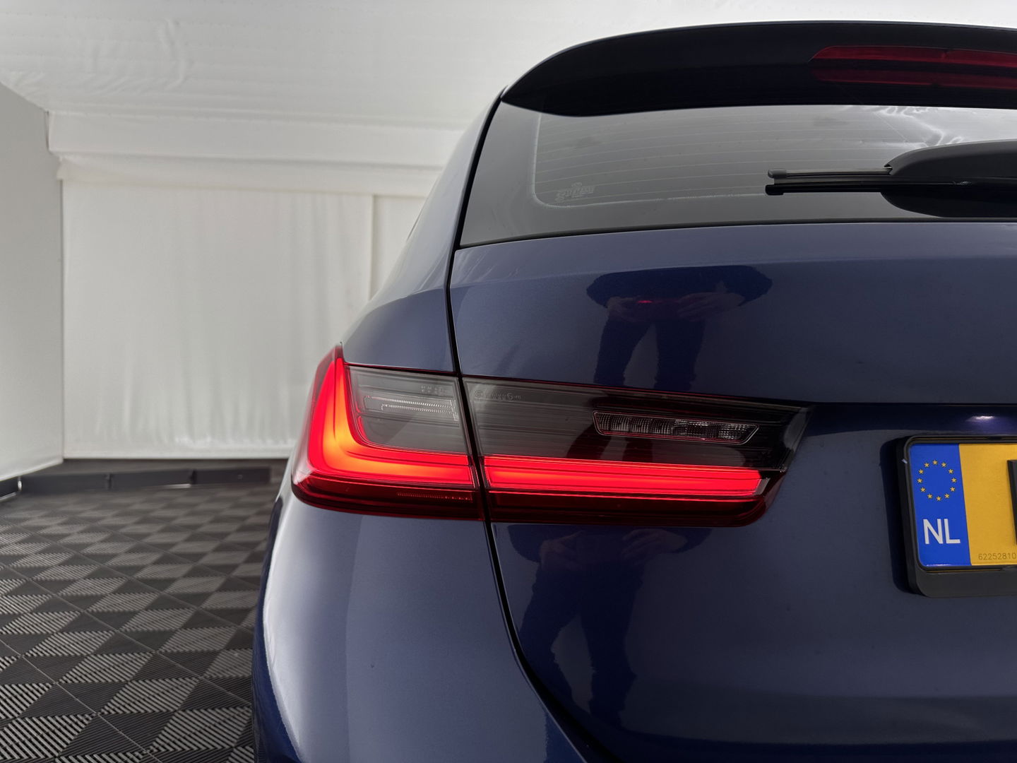 BMW 3 Serie Touring 320e Business Edition Plus [Plug-In] (INCL-BTW) Aut. *LEATHER | FULL-LED | HEATED-SPORTSEATS | DIGI-COCKPIT | HIFI-SOUND | NAVI-FULLMAP | PRIVACYGLASS | PDC | AMBIENTLIGHT | DAB | KEYLESS | TOWBAR | 17"ALU* *