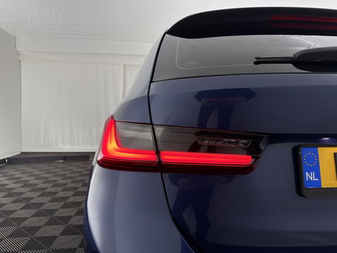 BMW 3 Serie Touring 320e Business Edition Plus [Plug-In] (INCL-BTW) Aut. *LEATHER | FULL-LED | HEATED-SPORTSEATS | DIGI-COCKPIT | HIFI-SOUND | NAVI-FULLMAP | PRIVACYGLASS | PDC | AMBIENTLIGHT | DAB | KEYLESS | TOWBAR | 17"ALU* *