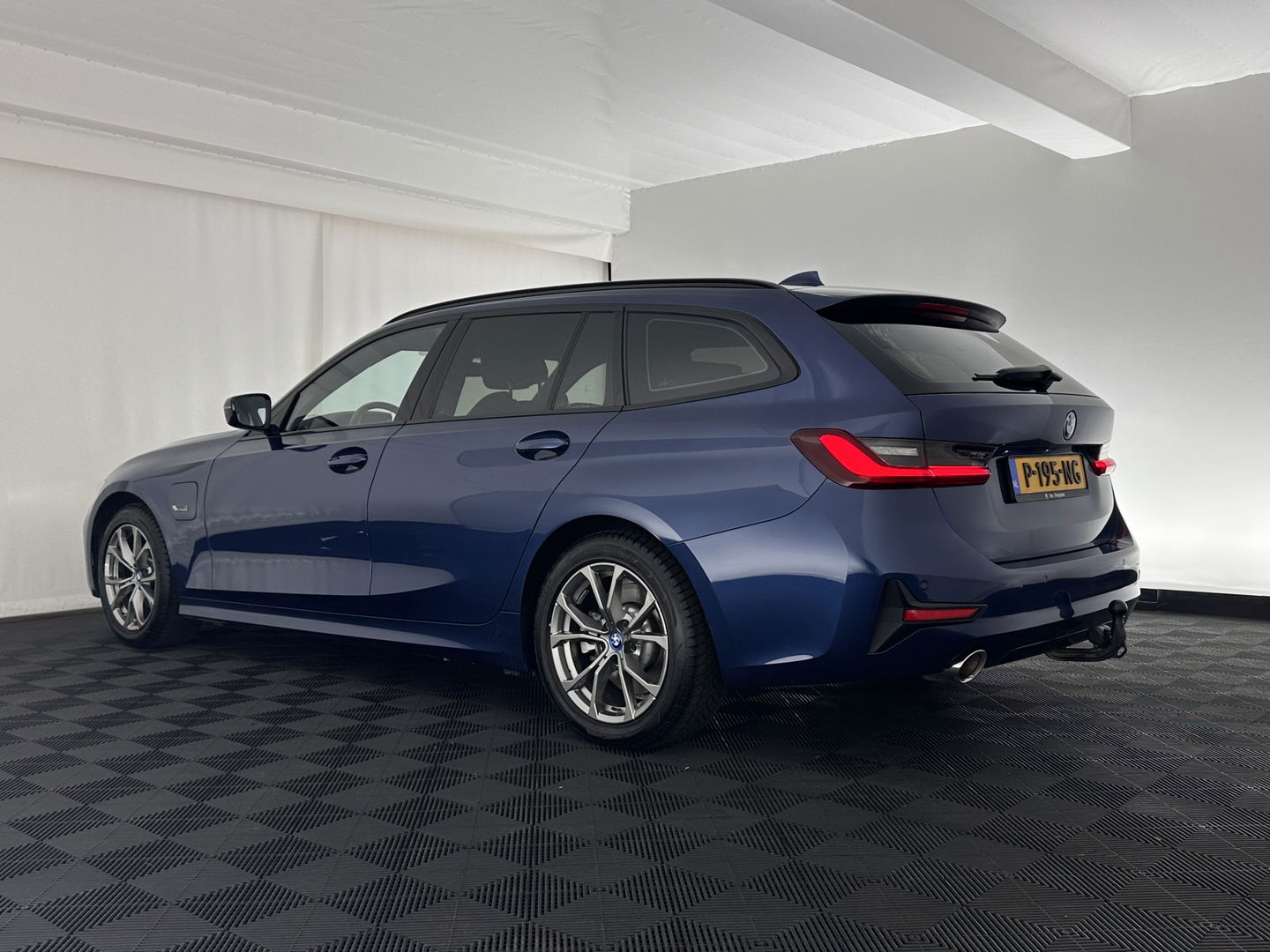 BMW 3 Serie Touring 320e Business Edition Plus [Plug-In] (INCL-BTW) Aut. *LEATHER | FULL-LED | HEATED-SPORTSEATS | DIGI-COCKPIT | HIFI-SOUND | NAVI-FULLMAP | PRIVACYGLASS | PDC | AMBIENTLIGHT | DAB | KEYLESS | TOWBAR | 17"ALU* *