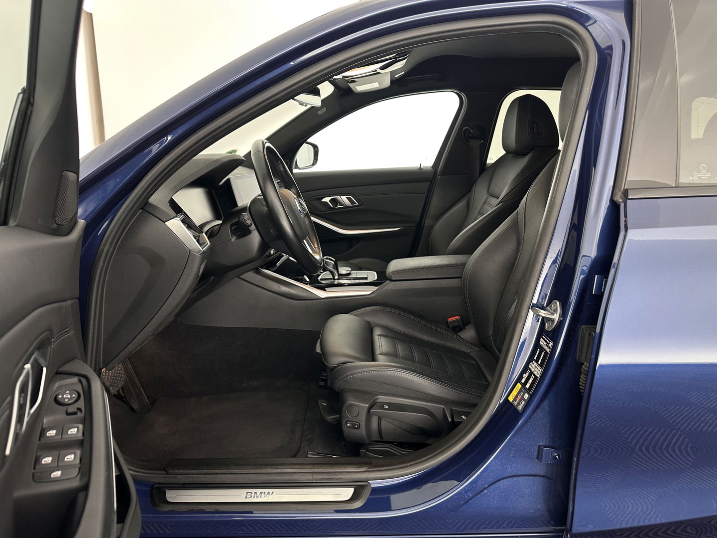 BMW 3 Serie Touring 320e Business Edition Plus [Plug-In] (INCL-BTW) Aut. *LEATHER | FULL-LED | HEATED-SPORTSEATS | DIGI-COCKPIT | HIFI-SOUND | NAVI-FULLMAP | PRIVACYGLASS | PDC | AMBIENTLIGHT | DAB | KEYLESS | TOWBAR | 17"ALU* *