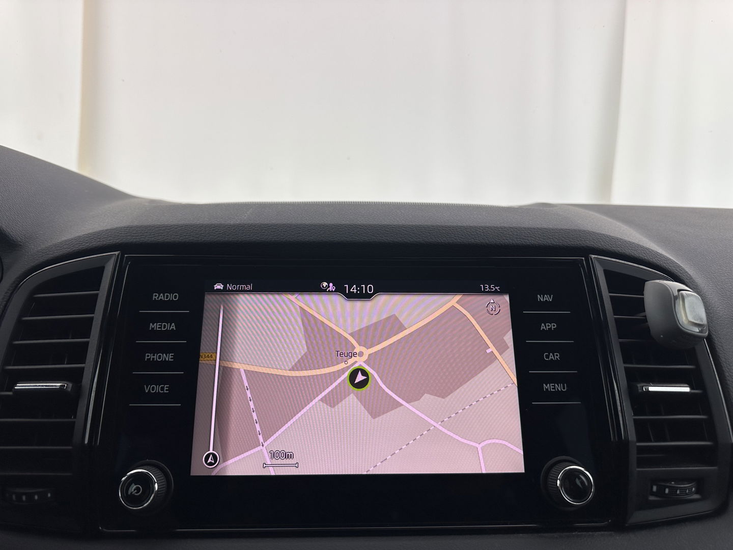 Škoda Karoq 1.5 TSI ACT Sportline Business (INCL-BTW) Aut. *PANO | DIGI-COCKPIT | FULL-LED | ADAPTIVE-CRUISE | CANTON-AUDIO | BLINDSPOT | HEATED-SPORTSEATS | CAMERA | AMBIENTLIGHT | NAVI-FULLMAP | KEYLESS | DAB+ | TOWBAR | PRIVACYGLAS