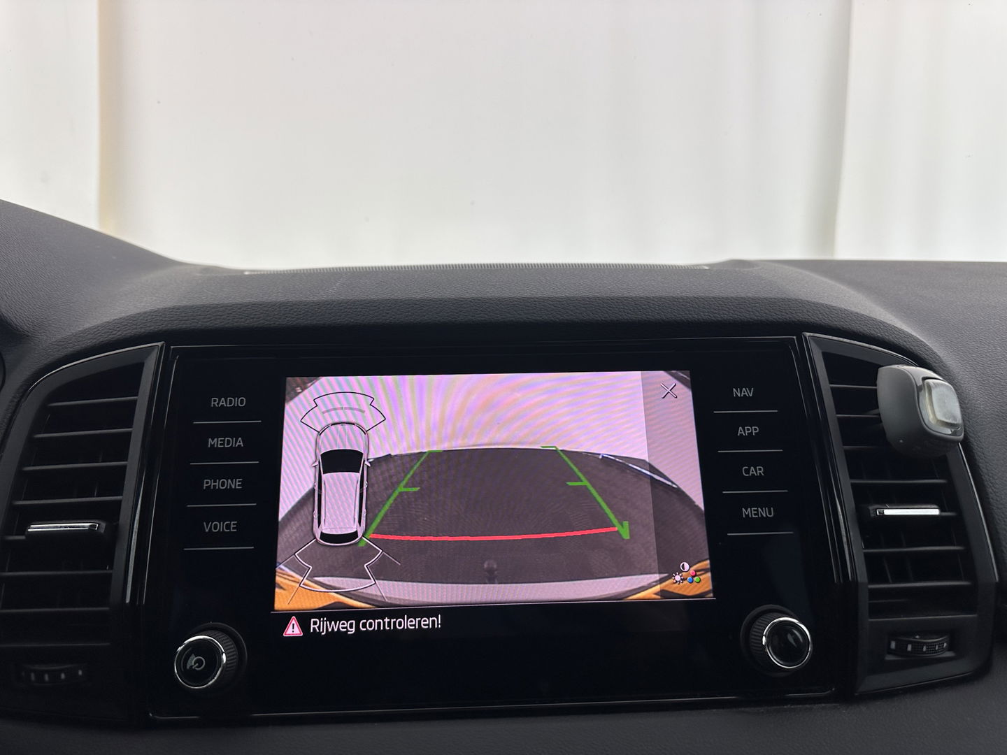 Škoda Karoq 1.5 TSI ACT Sportline Business (INCL-BTW) Aut. *PANO | DIGI-COCKPIT | FULL-LED | ADAPTIVE-CRUISE | CANTON-AUDIO | BLINDSPOT | HEATED-SPORTSEATS | CAMERA | AMBIENTLIGHT | NAVI-FULLMAP | KEYLESS | DAB+ | TOWBAR | PRIVACYGLAS