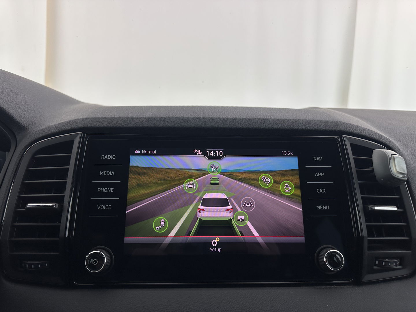 Škoda Karoq 1.5 TSI ACT Sportline Business (INCL-BTW) Aut. *PANO | DIGI-COCKPIT | FULL-LED | ADAPTIVE-CRUISE | CANTON-AUDIO | BLINDSPOT | HEATED-SPORTSEATS | CAMERA | AMBIENTLIGHT | NAVI-FULLMAP | KEYLESS | DAB+ | TOWBAR | PRIVACYGLAS