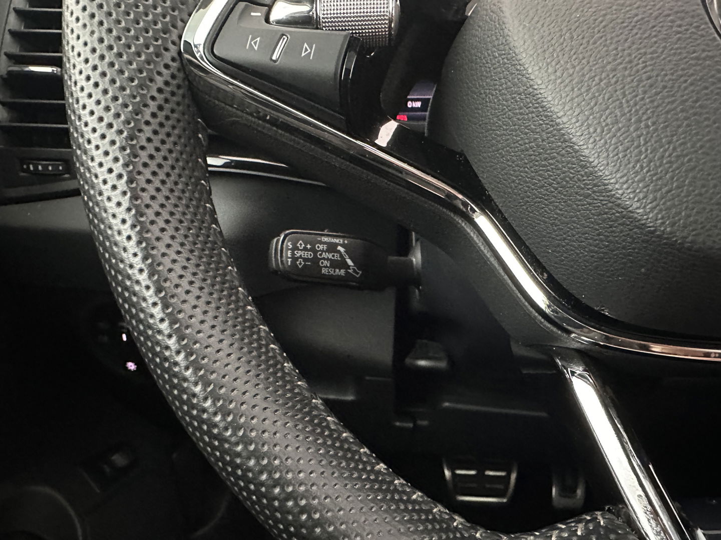 Škoda Karoq 1.5 TSI ACT Sportline Business (INCL-BTW) Aut. *PANO | DIGI-COCKPIT | FULL-LED | ADAPTIVE-CRUISE | CANTON-AUDIO | BLINDSPOT | HEATED-SPORTSEATS | CAMERA | AMBIENTLIGHT | NAVI-FULLMAP | KEYLESS | DAB+ | TOWBAR | PRIVACYGLAS