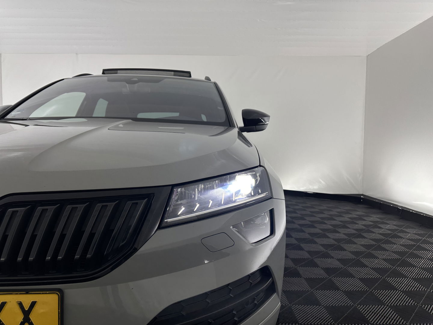 Škoda Karoq 1.5 TSI ACT Sportline Business (INCL-BTW) Aut. *PANO | DIGI-COCKPIT | FULL-LED | ADAPTIVE-CRUISE | CANTON-AUDIO | BLINDSPOT | HEATED-SPORTSEATS | CAMERA | AMBIENTLIGHT | NAVI-FULLMAP | KEYLESS | DAB+ | TOWBAR | PRIVACYGLAS