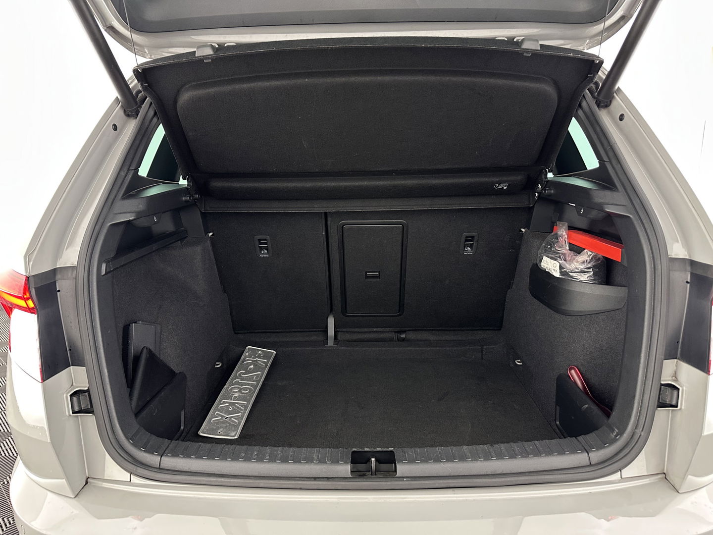 Škoda Karoq 1.5 TSI ACT Sportline Business (INCL-BTW) Aut. *PANO | DIGI-COCKPIT | FULL-LED | ADAPTIVE-CRUISE | CANTON-AUDIO | BLINDSPOT | HEATED-SPORTSEATS | CAMERA | AMBIENTLIGHT | NAVI-FULLMAP | KEYLESS | DAB+ | TOWBAR | PRIVACYGLAS