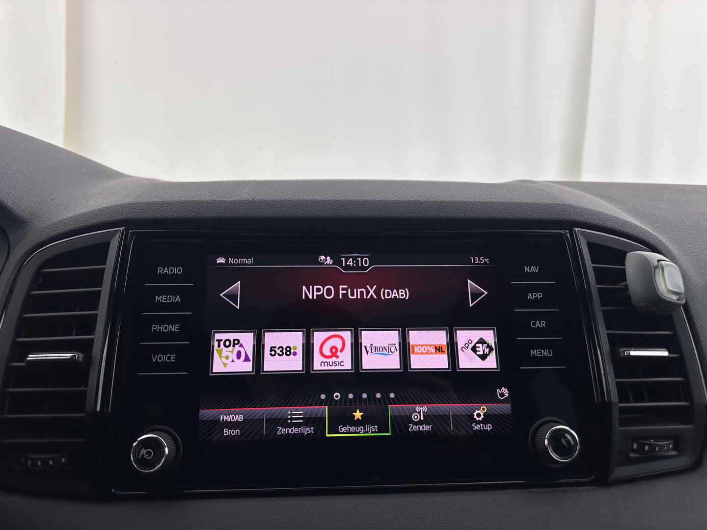 Škoda Karoq 1.5 TSI ACT Sportline Business (INCL-BTW) Aut. *PANO | DIGI-COCKPIT | FULL-LED | ADAPTIVE-CRUISE | CANTON-AUDIO | BLINDSPOT | HEATED-SPORTSEATS | CAMERA | AMBIENTLIGHT | NAVI-FULLMAP | KEYLESS | DAB+ | TOWBAR | PRIVACYGLAS