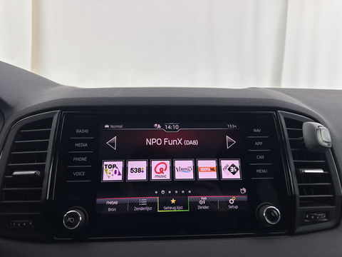 Škoda Karoq 1.5 TSI ACT Sportline Business (INCL-BTW) Aut. *PANO | DIGI-COCKPIT | FULL-LED | ADAPTIVE-CRUISE | CANTON-AUDIO | BLINDSPOT | HEATED-SPORTSEATS | CAMERA | AMBIENTLIGHT | NAVI-FULLMAP | KEYLESS | DAB+ | TOWBAR | PRIVACYGLAS