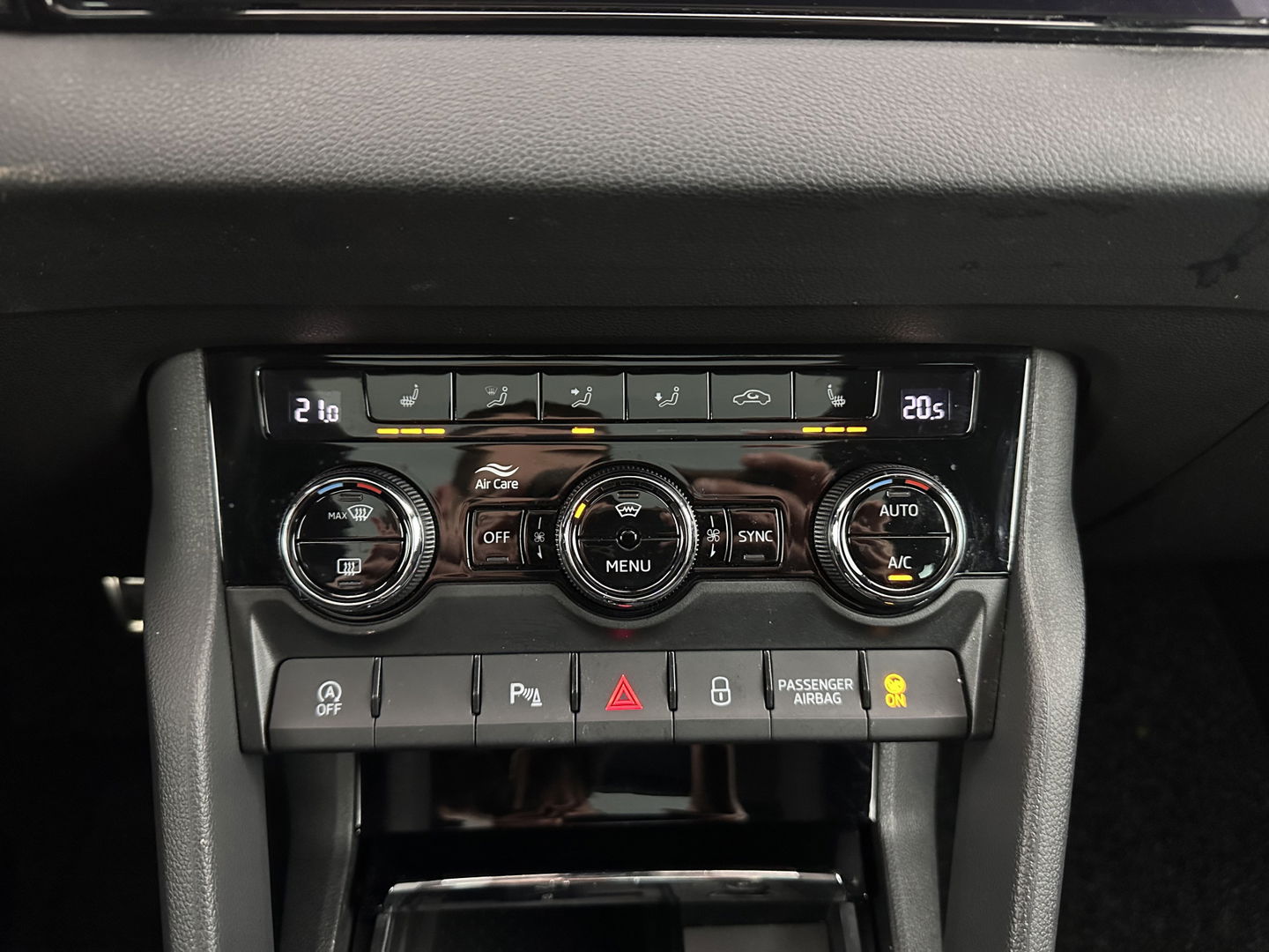 Škoda Karoq 1.5 TSI ACT Sportline Business (INCL-BTW) Aut. *PANO | DIGI-COCKPIT | FULL-LED | ADAPTIVE-CRUISE | CANTON-AUDIO | BLINDSPOT | HEATED-SPORTSEATS | CAMERA | AMBIENTLIGHT | NAVI-FULLMAP | KEYLESS | DAB+ | TOWBAR | PRIVACYGLAS