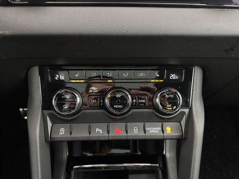 Škoda Karoq 1.5 TSI ACT Sportline Business (INCL-BTW) Aut. *PANO | DIGI-COCKPIT | FULL-LED | ADAPTIVE-CRUISE | CANTON-AUDIO | BLINDSPOT | HEATED-SPORTSEATS | CAMERA | AMBIENTLIGHT | NAVI-FULLMAP | KEYLESS | DAB+ | TOWBAR | PRIVACYGLAS