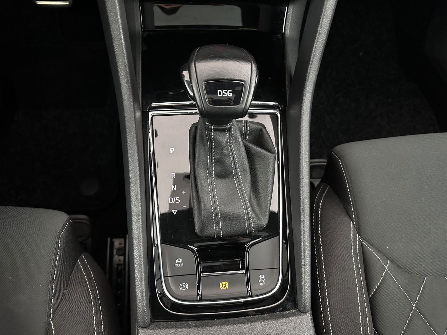 Škoda Karoq 1.5 TSI ACT Sportline Business (INCL-BTW) Aut. *PANO | DIGI-COCKPIT | FULL-LED | ADAPTIVE-CRUISE | CANTON-AUDIO | BLINDSPOT | HEATED-SPORTSEATS | CAMERA | AMBIENTLIGHT | NAVI-FULLMAP | KEYLESS | DAB+ | TOWBAR | PRIVACYGLAS