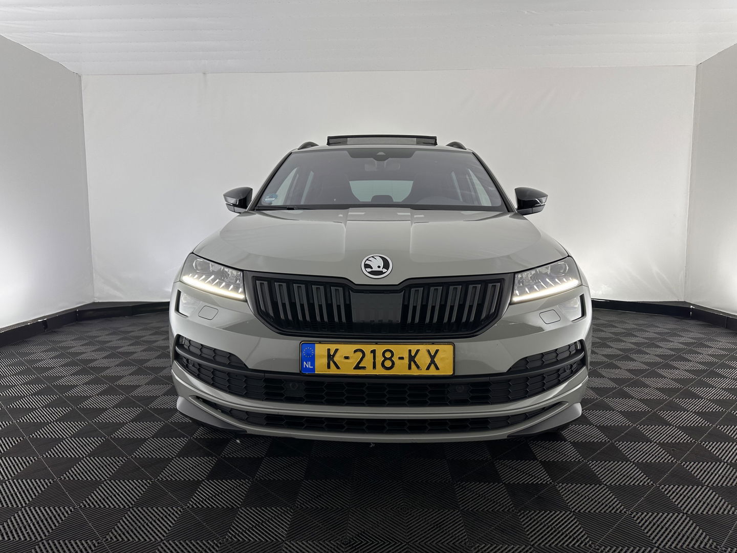 Škoda Karoq 1.5 TSI ACT Sportline Business (INCL-BTW) Aut. *PANO | DIGI-COCKPIT | FULL-LED | ADAPTIVE-CRUISE | CANTON-AUDIO | BLINDSPOT | HEATED-SPORTSEATS | CAMERA | AMBIENTLIGHT | NAVI-FULLMAP | KEYLESS | DAB+ | TOWBAR | PRIVACYGLAS