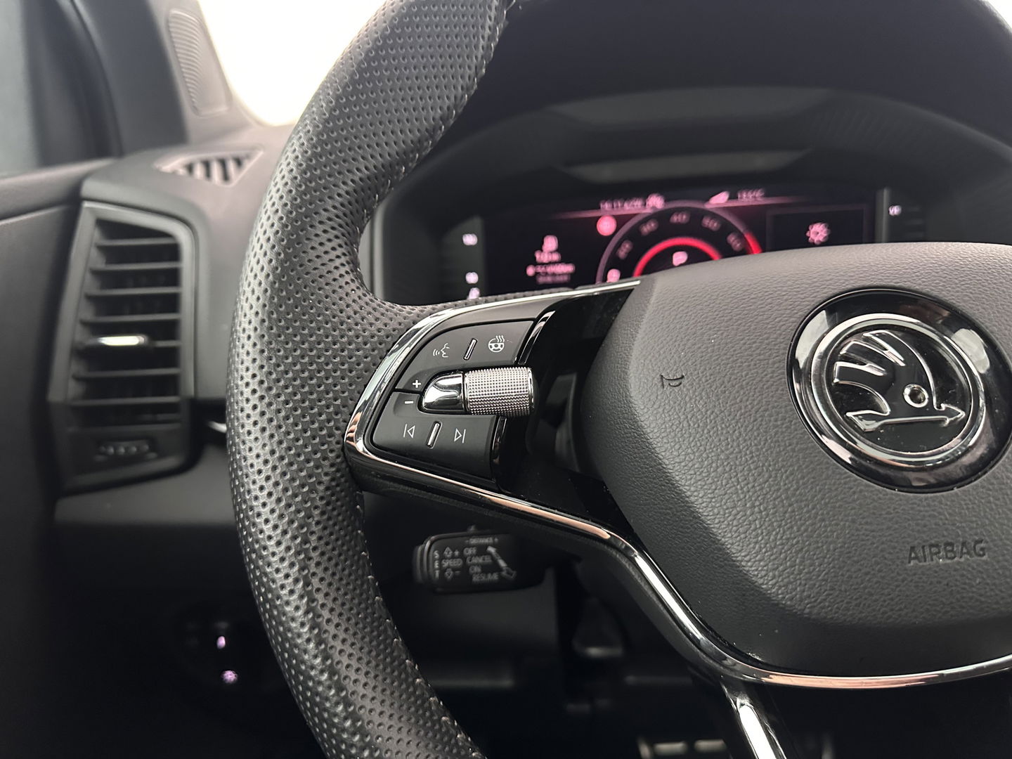 Škoda Karoq 1.5 TSI ACT Sportline Business (INCL-BTW) Aut. *PANO | DIGI-COCKPIT | FULL-LED | ADAPTIVE-CRUISE | CANTON-AUDIO | BLINDSPOT | HEATED-SPORTSEATS | CAMERA | AMBIENTLIGHT | NAVI-FULLMAP | KEYLESS | DAB+ | TOWBAR | PRIVACYGLAS