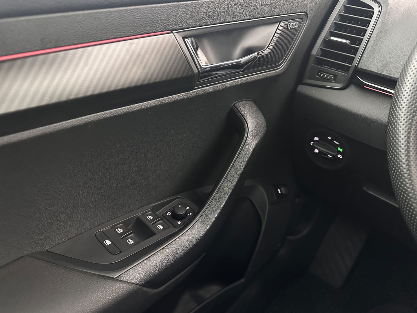 Škoda Karoq 1.5 TSI ACT Sportline Business (INCL-BTW) Aut. *PANO | DIGI-COCKPIT | FULL-LED | ADAPTIVE-CRUISE | CANTON-AUDIO | BLINDSPOT | HEATED-SPORTSEATS | CAMERA | AMBIENTLIGHT | NAVI-FULLMAP | KEYLESS | DAB+ | TOWBAR | PRIVACYGLAS