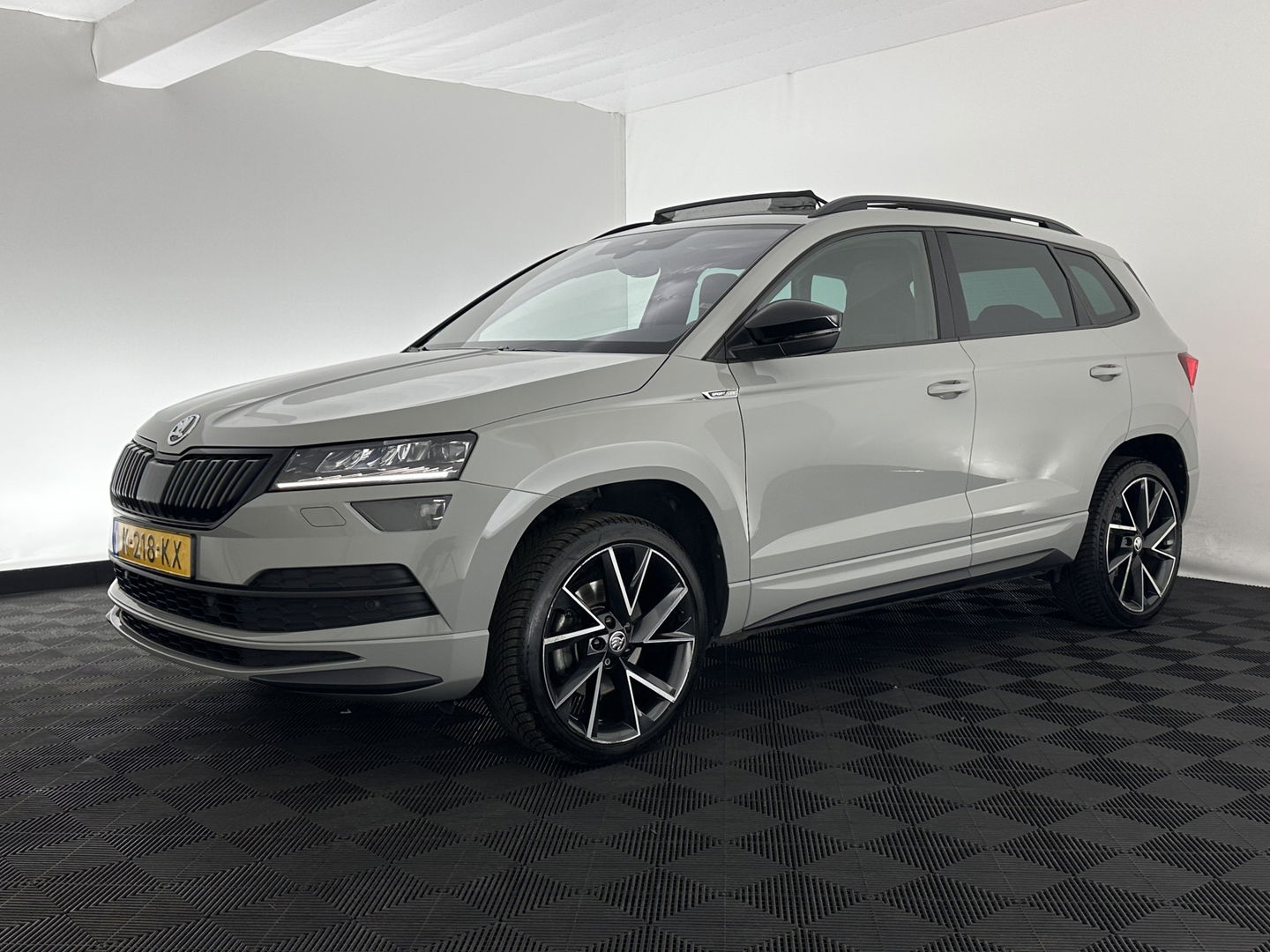 Škoda Karoq 1.5 TSI ACT Sportline Business (INCL-BTW) Aut. *PANO | DIGI-COCKPIT | FULL-LED | ADAPTIVE-CRUISE | CANTON-AUDIO | BLINDSPOT | HEATED-SPORTSEATS | CAMERA | AMBIENTLIGHT | NAVI-FULLMAP | KEYLESS | DAB+ | TOWBAR | PRIVACYGLAS