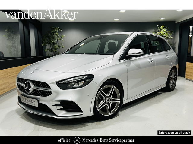 Mercedes-Benz B-Klasse - 180 AMG // Trekhaak // Camera // Elek. Achterklep // Carplay // LED Koplampen // Navigatie
