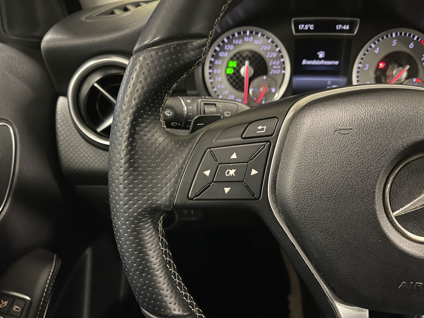 Mercedes-Benz A-Klasse 180 Ambition | Cruise Control | Parkeersensoren | Elektrische Bestuurdersstoel + Memory | Bluetooth | Isofix | Navigatie | Elektrisch Bedienbare Spiegels