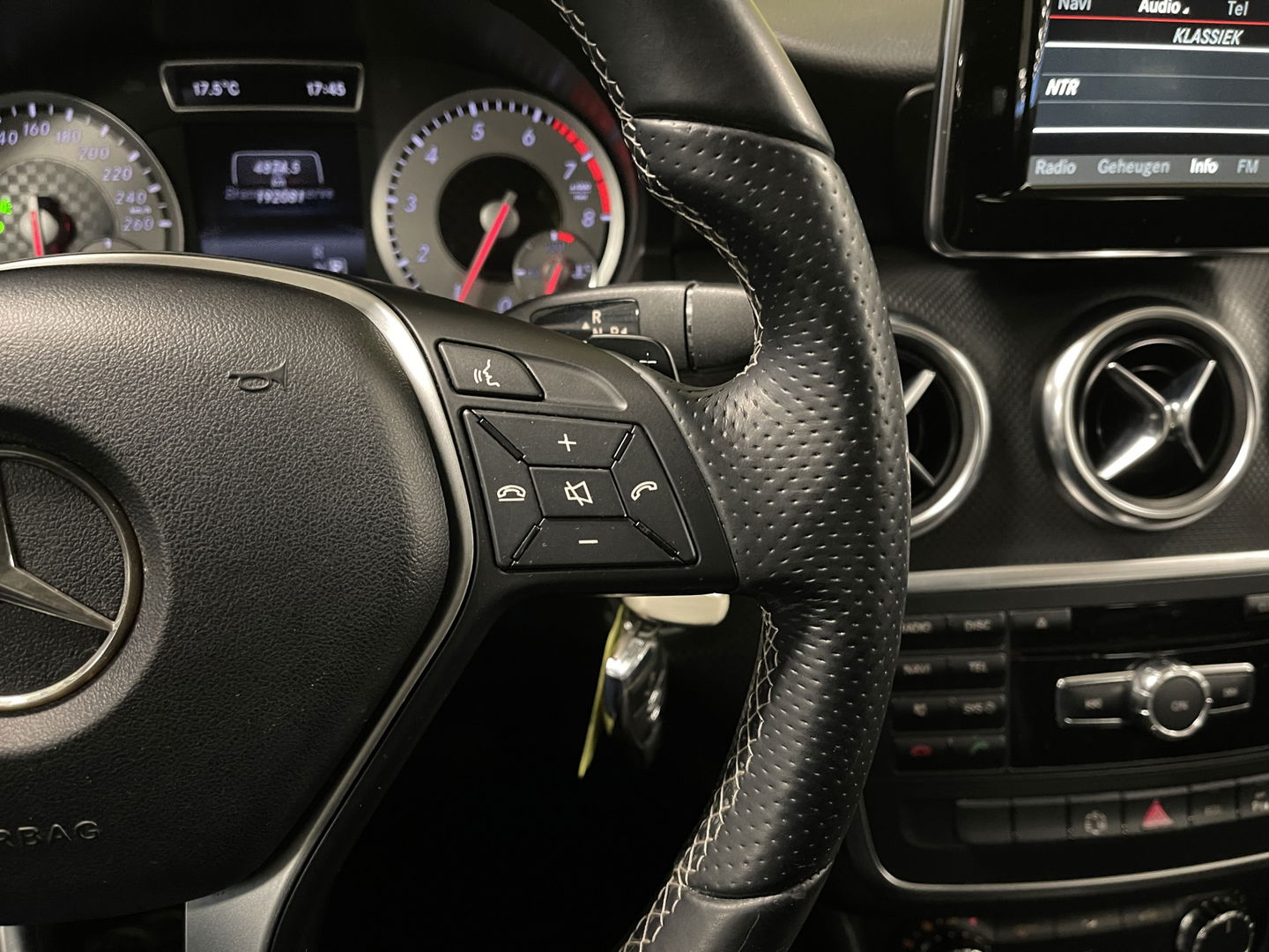 Mercedes-Benz A-Klasse 180 Ambition | Cruise Control | Parkeersensoren | Elektrische Bestuurdersstoel + Memory | Bluetooth | Isofix | Navigatie | Elektrisch Bedienbare Spiegels