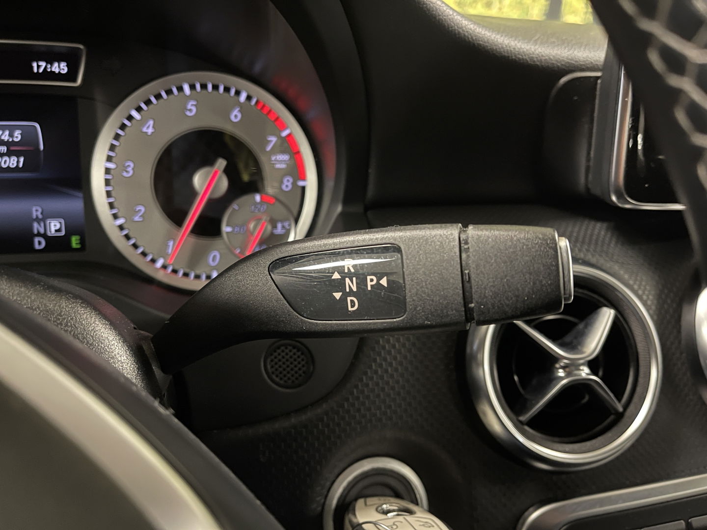 Mercedes-Benz A-Klasse 180 Ambition | Cruise Control | Parkeersensoren | Elektrische Bestuurdersstoel + Memory | Bluetooth | Isofix | Navigatie | Elektrisch Bedienbare Spiegels