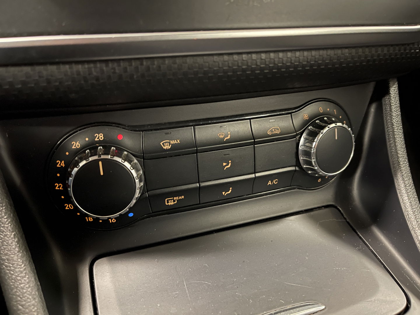 Mercedes-Benz A-Klasse 180 Ambition | Cruise Control | Parkeersensoren | Elektrische Bestuurdersstoel + Memory | Bluetooth | Isofix | Navigatie | Elektrisch Bedienbare Spiegels