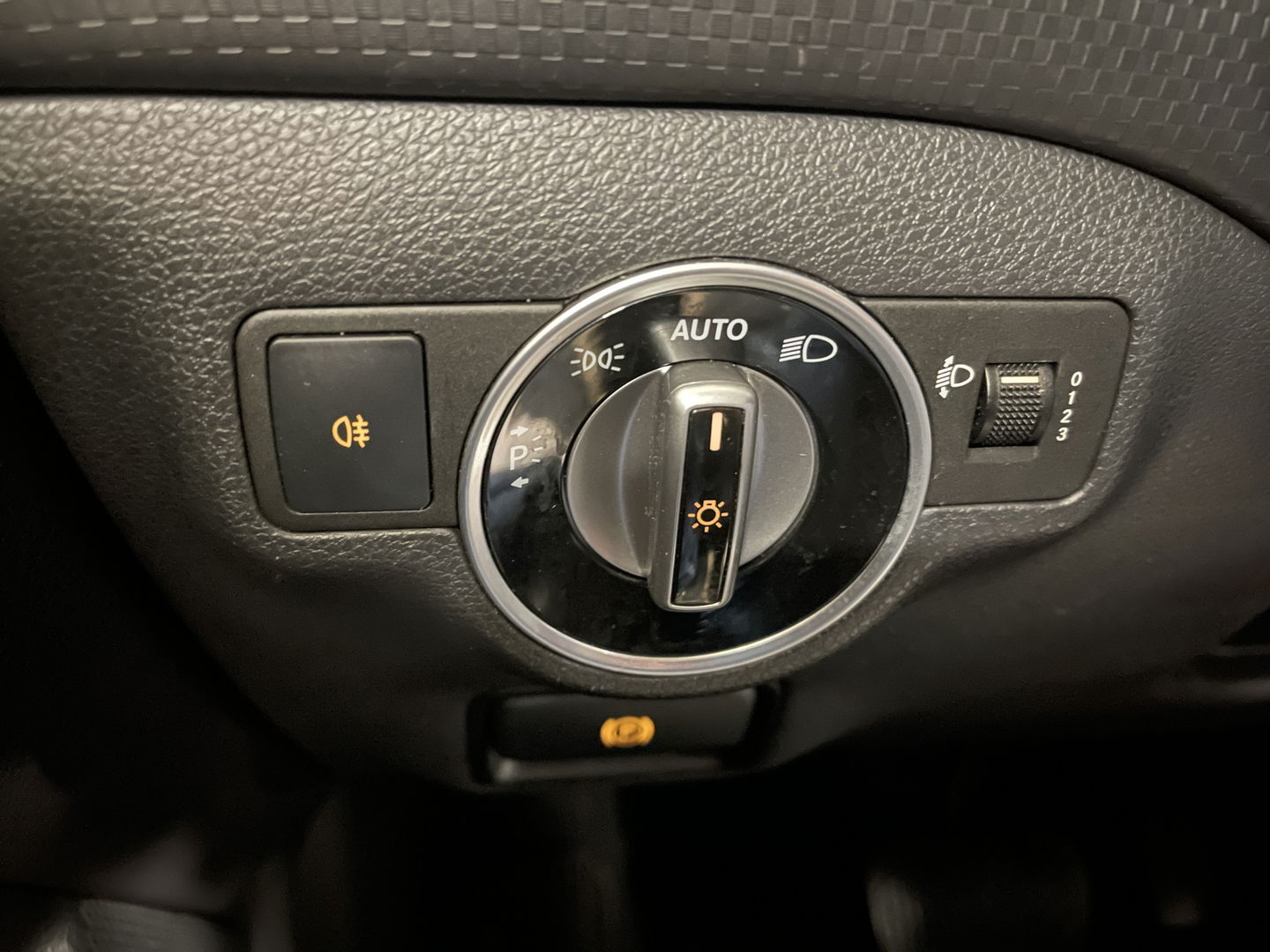 Mercedes-Benz A-Klasse 180 Ambition | Cruise Control | Parkeersensoren | Elektrische Bestuurdersstoel + Memory | Bluetooth | Isofix | Navigatie | Elektrisch Bedienbare Spiegels