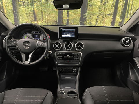 Mercedes-Benz A-Klasse 180 Ambition | Cruise Control | Parkeersensoren | Elektrische Bestuurdersstoel + Memory | Bluetooth | Isofix | Navigatie | Elektrisch Bedienbare Spiegels