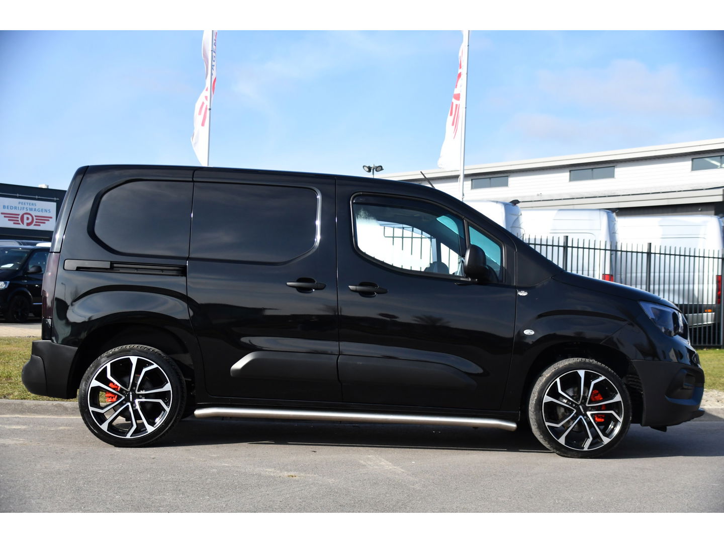 Opel Combo 1.5D L1H1 Black Edition Cruise, Carplay, 102pk, Multimedia, Trekhaak, Airco, Sensoren, Uniek!